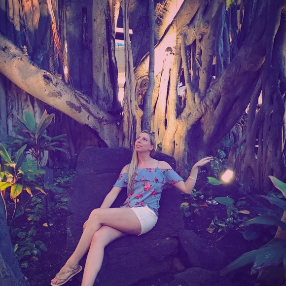 Meet your Posher, Erin Christine - Picture 2 of 8